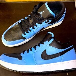 JORDAN 1 LOW BLACK UNIVERSITY BLUE